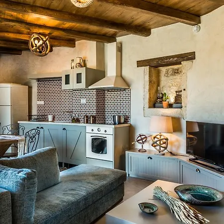 Listen To Nature In A Renovated Traditional Hilltop Liodosifis With Heated Pool Paidhokhorion